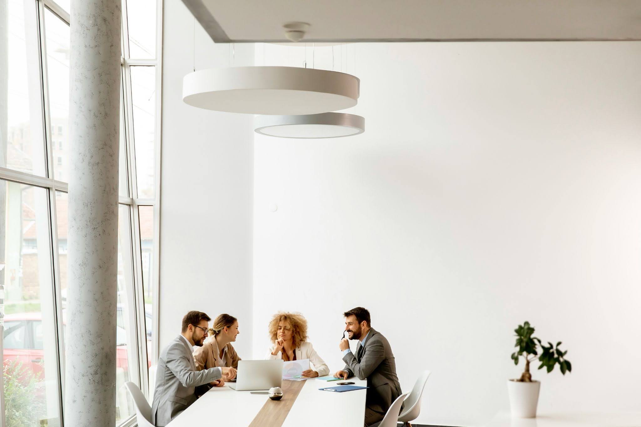 An advisory team in discussion around a meeting table